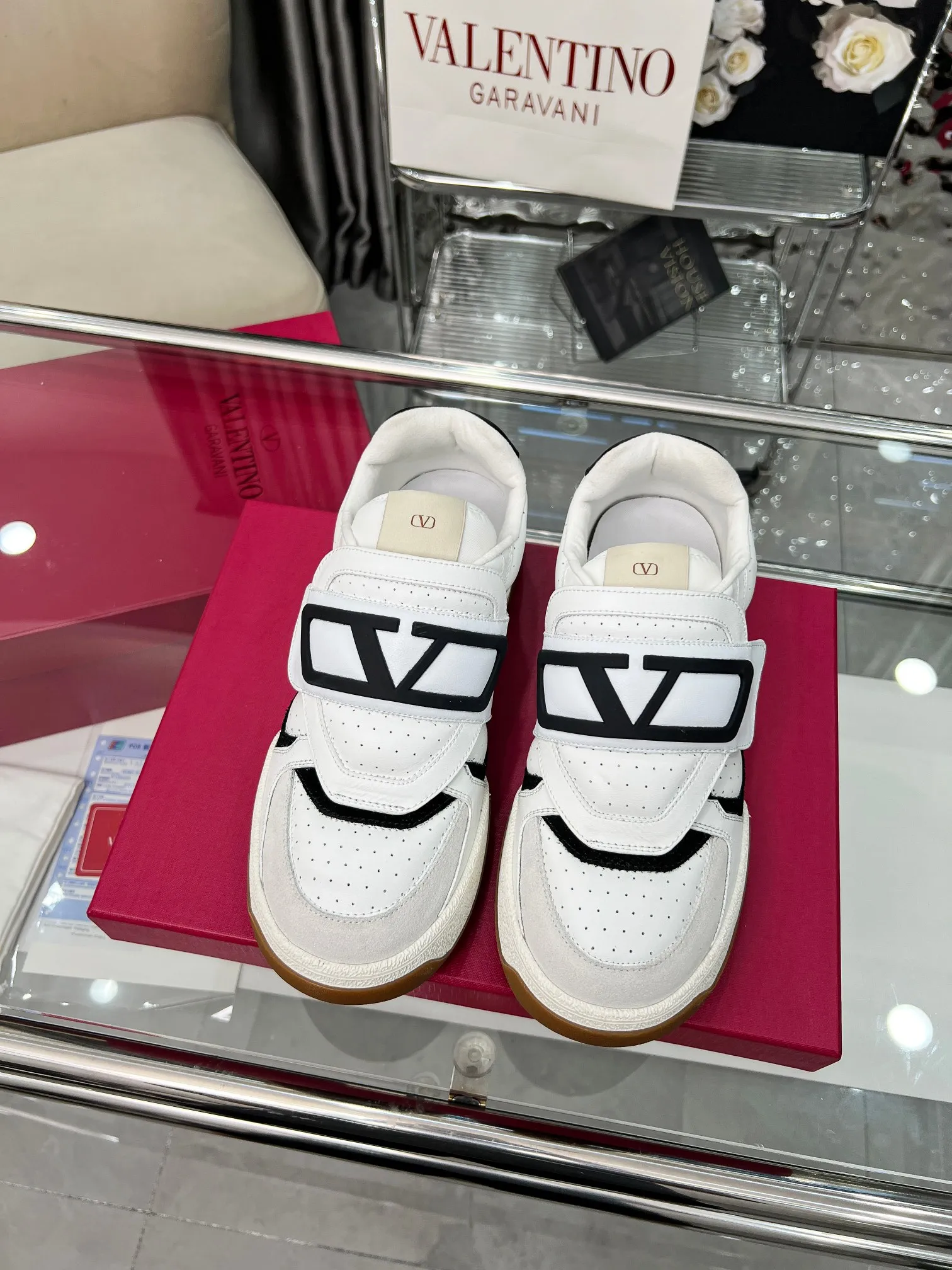 [Valentino] P: 680💰 Couple style, size: women 35-40▪️men 39-44 (customized at 45.46) Valentino 𝑶𝒏𝒆𝑺𝒕𝒖𝒅 Couple sports bread shoe series Valentino 2025 new couple sports shoes are on sale. The original ZP purchase and disassembly. Repeated pattern making and modification. 1:1 restoration! Top luxury masterpiece Velcro design Soft and comfortable imported calfskin brings excellent and elegant texture and excellent foot comfort Top purchasing version upper: imported calfskin surface/original oil edge craftsmanship Lining: water-dyed sheepskin lining Outsole: original development 𝐓𝐏𝐔 two-color combination outsole Packaging: original configuration complete package
